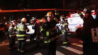Petugas berjaga di sekitar lokasi terjadinya ledakan di New York, Sabtu (17/9). Setidaknya 25 orang terluka akibat sebuah ledakan di New york, menurut keterangan pejabat setempat. (AFP PHOTO)