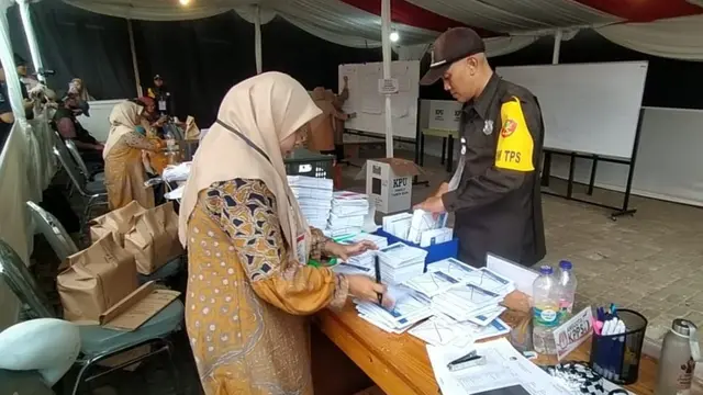 Sejumlah petugas KPPS tengah menghitung kertas suara sebelum pelaksanaan pencoblosan Pemilu 2024.
