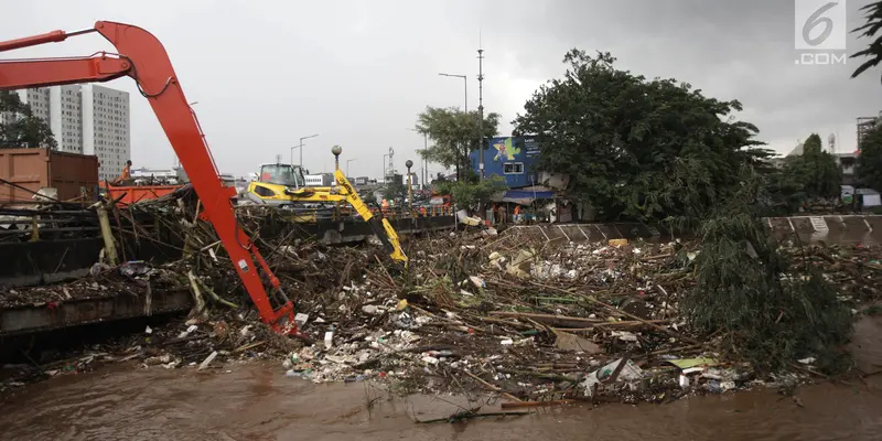 Mengejutkan, 700 Ton Sampah Menggunung di Sungai Ciliwung