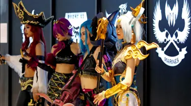 Empat cosplayer Vietnam berpose dalam acara turnamen League of Legends Mid-Season Invitational 2019 di GG Stadium, Ho Chi Minh, Vietnam (7/5/2019). Deretan cosplayer cantik turut meramaikan turnamen e-sport tersebut. (Reuters/Kham)