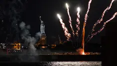 Kembang api yang diluncurkan dari tongkang meledak di atas Pelabuhan New York dan Patung Liberty di New York, Selasa (15/6/2021). Kembang api yang menandai berakhirnya pembatasan COVID-19 di seluruh negara bagian tersebut untuk menghormati para kelompok pekerja penting. (AP Photo/Craig Ruttle)