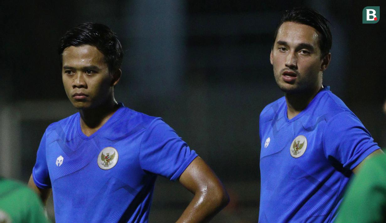 Dalam sesi latihan kali ini pemain baru Timnas Indonesia, Edo Febriansyah (kiri) turut hadir pada sesi latihan di Lapangan B Senayan, Jakarta, Selasa (9/11/2021). (Bola.com/M Iqbal Ichsan)