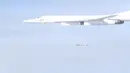 Pesawat tempur Rusia Tupolev TU - 160  menembakkan bom kearah lokasi yang diduga tempat persembunyian kelompok ISIS di Suriah, Kamis (19/11/2015).  (Reuters)