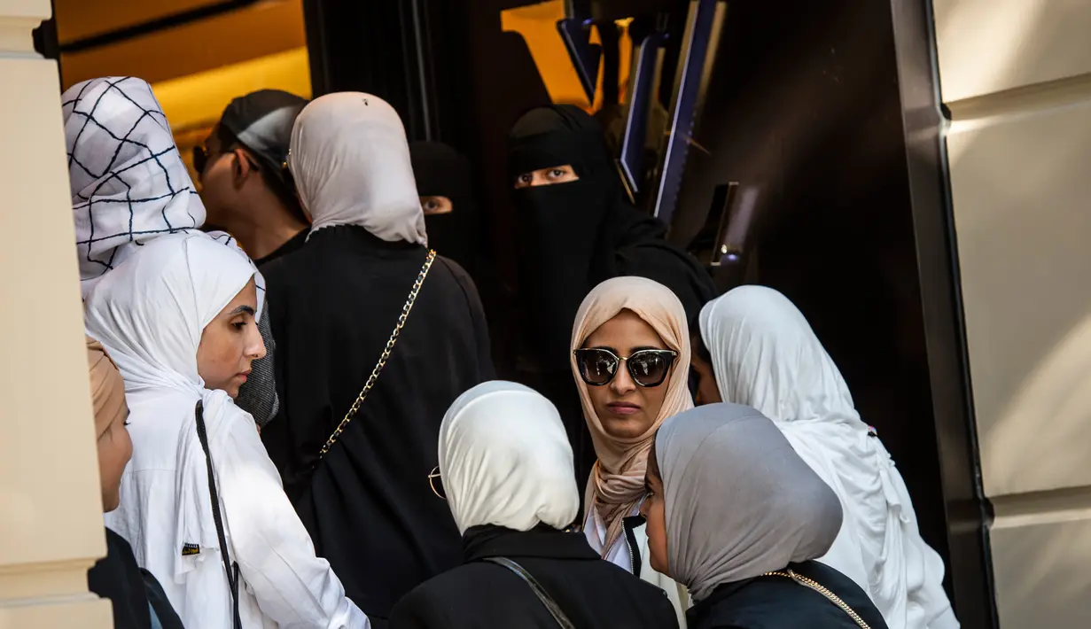 Turis asing, terutama dari Arab Saudi dan Asia, mengantre di luar toko barang mewah, Louis Vuitton di Istanbul, 13 Agustus 2018. Pelemahan mata Turki memang memberikan keuntungan signifikan bagi turis asing dari beberapa negara tertentu. (AFP/Yasin AKGUL)