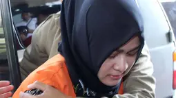 Istri dari Gubernur Sumatera Utara (Sumut) Evy Susanti tiba di Gedung Komisi Pemberantasan Korupsi (KPK), Jakarta, Rabu (5/8/2105). Evy diketahui merupakan istri kedua dari Gubernur Sumatera Utara Gatot Pujo Nugroho. (Liputan6.com/Helmi Afandi)