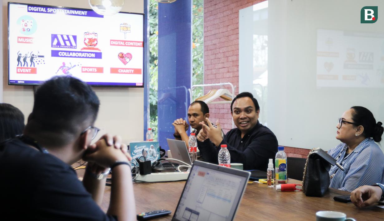 Senior Consultant Primestar Communication, Rizal Jefrisani (tengah) tengah memaparkan konsep Sportstainment saat kunjungan Digital Business Consultant untuk Madura United ke kantor Bola.com di Gondangdia, Jakarta, Senin (30/05/2022). (Bola.com/Bagaskara Lazuardi)