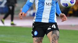 Penyerang Napoli, Lorenzo Insigne membawa bola saat bertanding melawan AS Roma pada pertandingan lanjutan Liga Serie A Italia di stadion Olimpiade di Roma, Senin (22/3/2021). Napoli menang atas AS Roma 2-0. (AFP/Alberto Pizzoli)