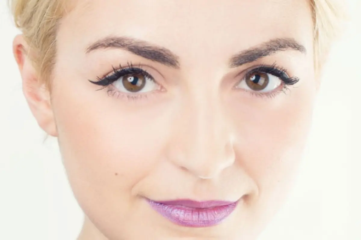 Makeup Menarik dengan Polesan Double-Winged Kitten Eye