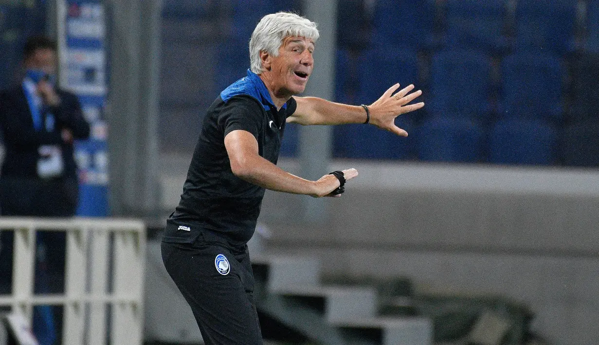 Pelatih Atalanta, Gian Piero Gasperini menginstruksikan pemainnya saat bertanding melawan Brescia pada pertandingan lanjutan Liga Serie A Italia di Stadion Gewiss di Bergamo, Italia (14/7/2020).  Atalanta menang telak 6-2 atas Brescia. (Gianluca Checchi/LaPresse via AP)