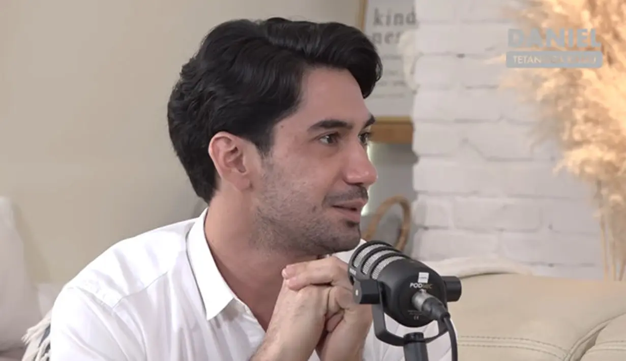 Reza Rahadian (Youtube/Daniel Mananta Network)