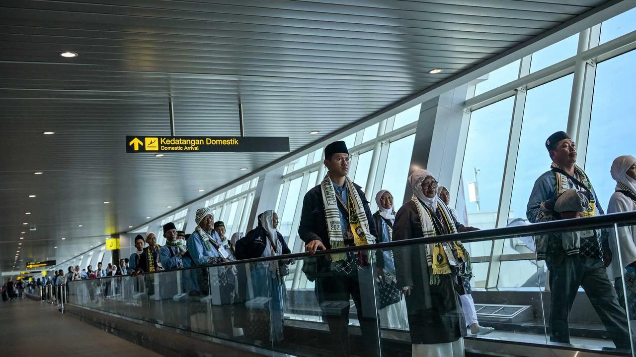 FOTO: Kloter Pertama Jemaah Haji Embarkasi Surabaya Berangkat ke Tanah Suci