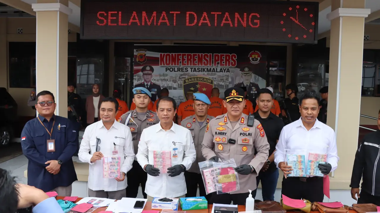 Kapolres Tasikmalaya AKBP Suhardi Hery Haryanto, bersama pimpinan kantor BI perwakilan Tasikmalaya dalam rilis kasus pengungkapan uang palsu di halaman Mapolres Tasikmalaya, Rabu (24/5/23). (Liputan6.com/Jayadi Supriadin)
