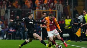 Pemain Galatasaray, Baris Yilmaz (kanan), berduel dengan pemain Juventus, Andrea Cambiaso dalam pertandingan leg pertama play-off Liga Champions di Istanbul, Turki, Rabu (18/2/2026) dini hari WIB. (AP Photo/Khalil Hamra)