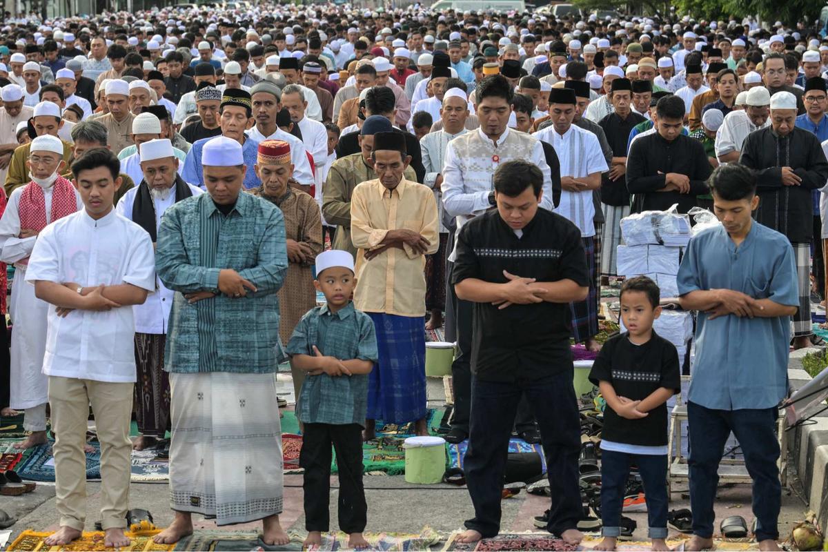 Ribuan jemaah gelar salat Idulfitri di jalanan depan gereja Jatinegara