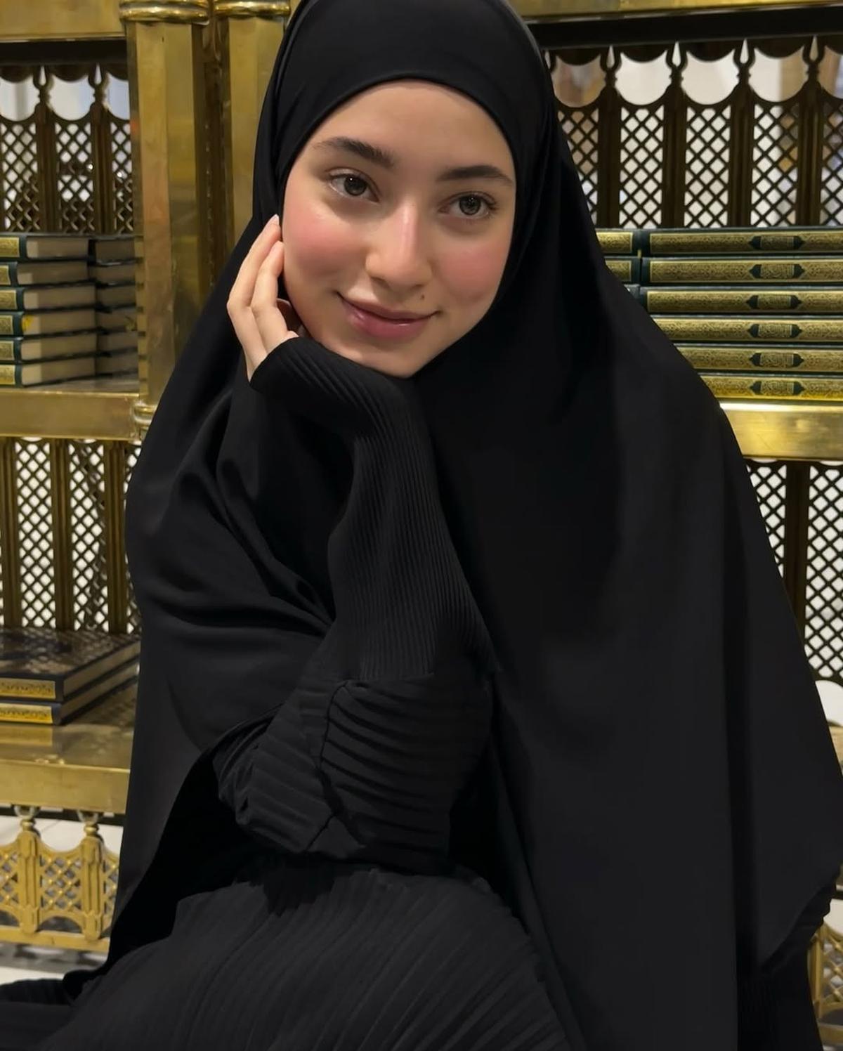 Potret Cantik Ameera Khan Pacar Jefri Nichol saat Tampil Berhijab