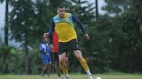 Felipe Bertoldo, mengklaim status kewarganegaraannya sah asal Timor Leste. (Bola.com/Iwan Setiawan) 