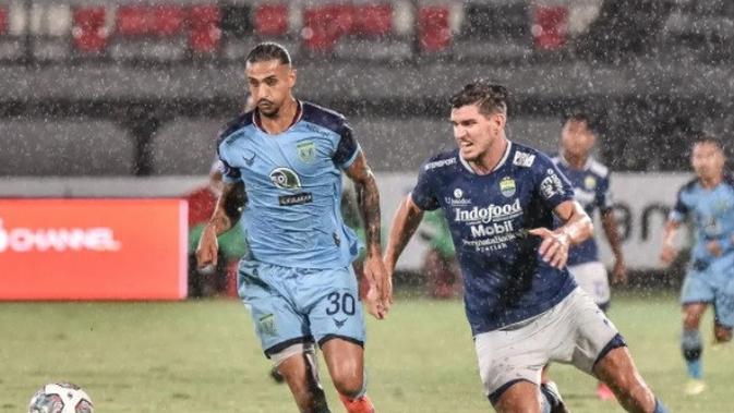 Penyerang asing andalan Persela Lamongan, Selwan Aljaberi mencoba lepas dari kejaran bek asing Persib Bandung, Nick Kuipers, kalah kedua tim bertemu pada pekan ke-27 BRI Liga 1 2021/2022, Jumat (25/2/2022). Persib dan Persela harus puas bermain imbang 1-1. (dok. Persela)