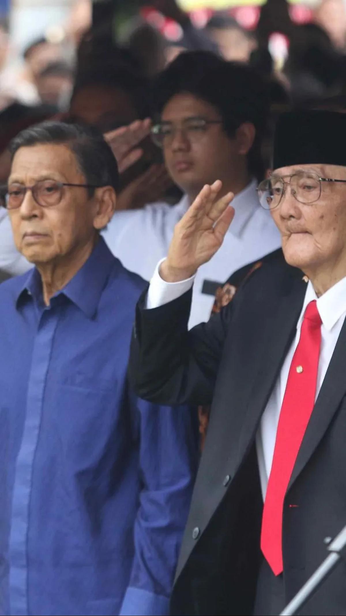 Mantan wakil Presiden RI ke-6, Try Sutrisno turut hadir bersama Budiono yang juga mantan wakil presiden RI ke-11.