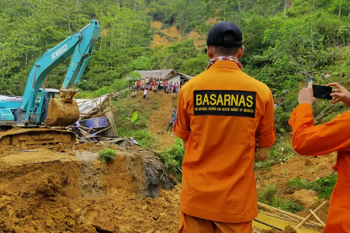 Basarnas mencari penambang emas terjebak di dalam lubang galian, Lebak, Banten. (dokumentasi Basarnas Banten)