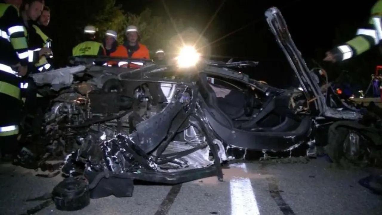 Nekat Ngebut, Kakek Tua Bikin Ringsek McLaren