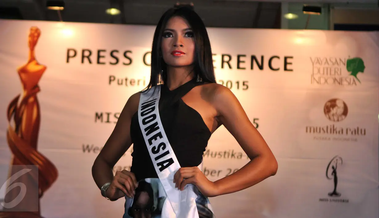 Puteri Indonesia Anindya Kusuma Putri mengenakan kostum Anaz Khairunnas dengan tema "Shining Irian", Jakarta, Kamis (26/11/2015). Kostum ini terinspirasi kekayaan tanah Irian dan akan dipakai di perhelatan Miss Universe 2015. (Liputan6.com/Gempur M Surya)