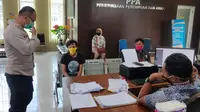 Fikri melaporkan kasus pembegalan sepeda motor yang dilakukan temannya sendiri RZ, ke SPKT Polrestabes Palembang Sumsel (Liputan6.com / Nefri Inge)