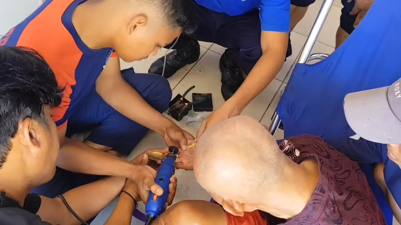 Petugas damkar memotong cincin dari jari lansia