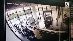 Detik-detik seorang wanita menabrak diler mobil di China. Maksud hati ingin menginjak rem, ia malah menginjak pedal gas.