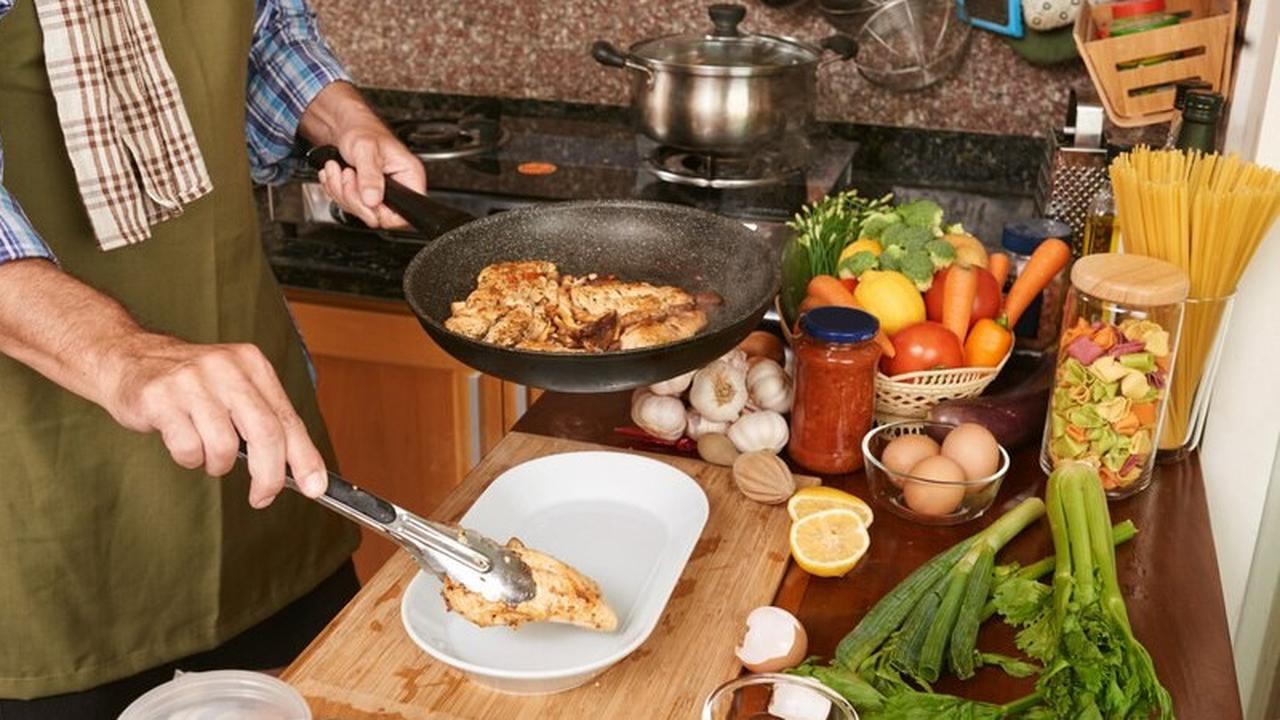 9 Kesalahan Memasak yang Bisa Bikin Makanan Beracun!