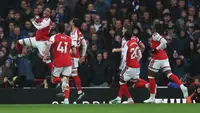 Pemain Arsenal Ezri Konsa (kiri) merayakan gol dalam laga Premier League antara Arsenal vs Everton di London, Inggris, Sabtu, 24 Oktober 2026. (AP Photo/Ian Walton)