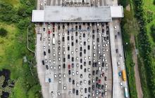 FOTO: Skema One Way Diterapkan, Begini Pantauan Kepadatan di Gerbang Tol Cikampek Utama Menuju Jakarta Saat Arus Balik