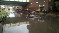 3 Mobil Terendam Akibat Banjir Bandang di London