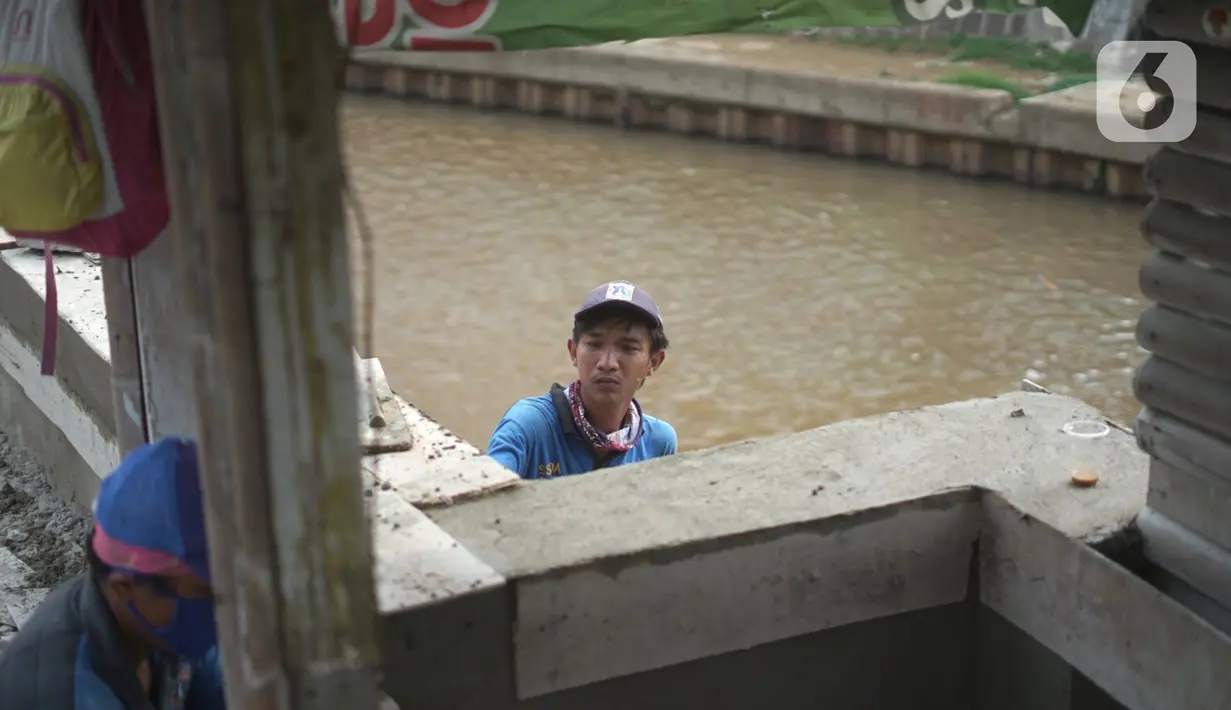 Aktivitas pekerja saat proyek peninggian turap Anak Sungai Ciliwung di kawasan Senen, Jakarta, Rabu (4/11/2020). Peninggian turap dilakukan sebagai langkah mengantisipasi banjir yang berasal dari luapan aliran sungai saat hujan deras. (Liputan6.com/Immanuel Antonius)