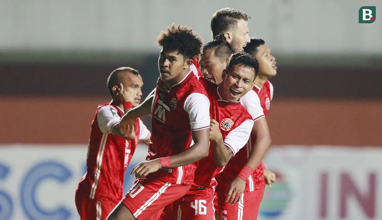 Para pemain Persija Jakarta merayakan gol yang dicetak gelandang Braif Fatari (depan) ke gawang Persib Bandung dalam laga leg pertama final Piala Menpora 2021 di Stadion Maguwoharjo, Sleman, Kamis (22/4/2021). Persija menang 2-0. (Bola.com/M Iqbal Ichsan)