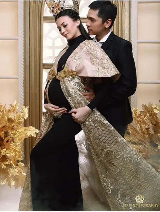 "Proses Persalinan adalah momment yang mendebarkan pastinya utk semua pasangan suami istri..krn menyangkut keselamatan bunda dan sang buah hati. Bgitupun aku dngan istri tercinta @donitabhubiy •," tulis Adi Nugroho dalam keterangan video. (donitabhubiy)