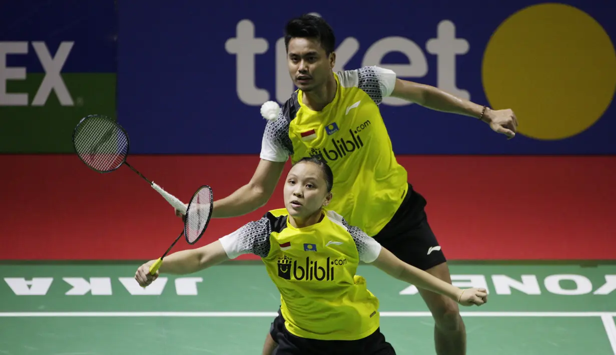 Ganda campuran Indonesia, Tontowi Ahmad / Winny Kandow
, usai dikalahkan Chan Peng Soon / Goh Liu Ying, pada Indonesia Open 2019 di Istora Senayan, Jumat (19/7). Tontowi / Winny kalah 11-21, 21-14 dan 14-21. (Bola.com/Vitalis Yogi Trisna)