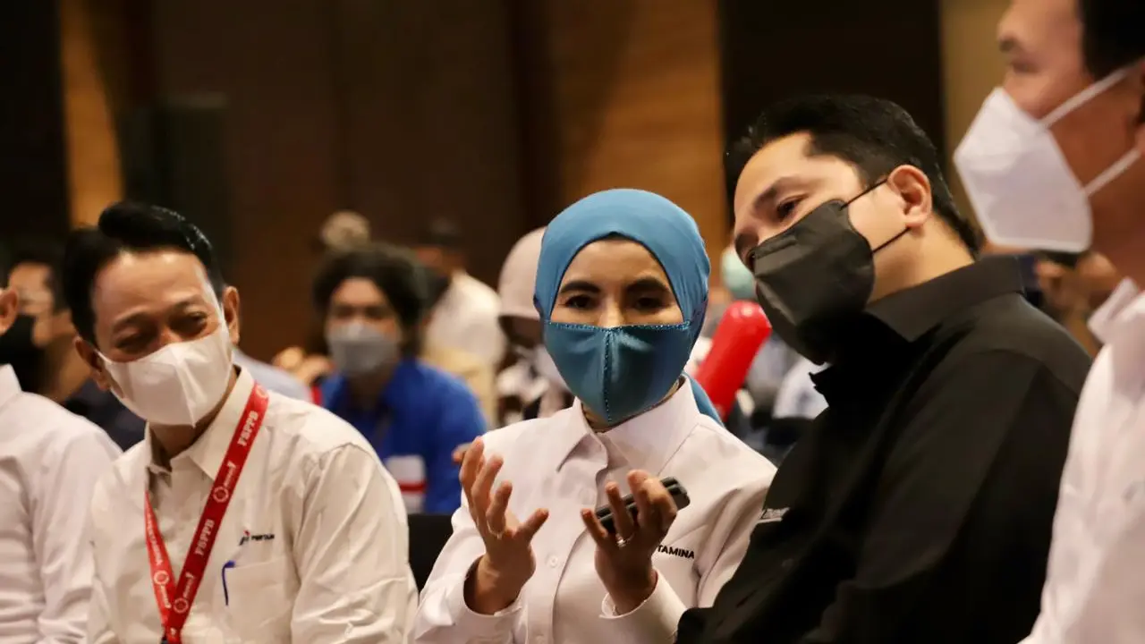 Menteri BUMN Erick Thohir menyambangi para pekerja Pertamina di Gedung Grha Pertamina, Jakarta. Turut mendampingi Direktur Utama Pertamina Nicke Widyawati. Foto: Pertamina