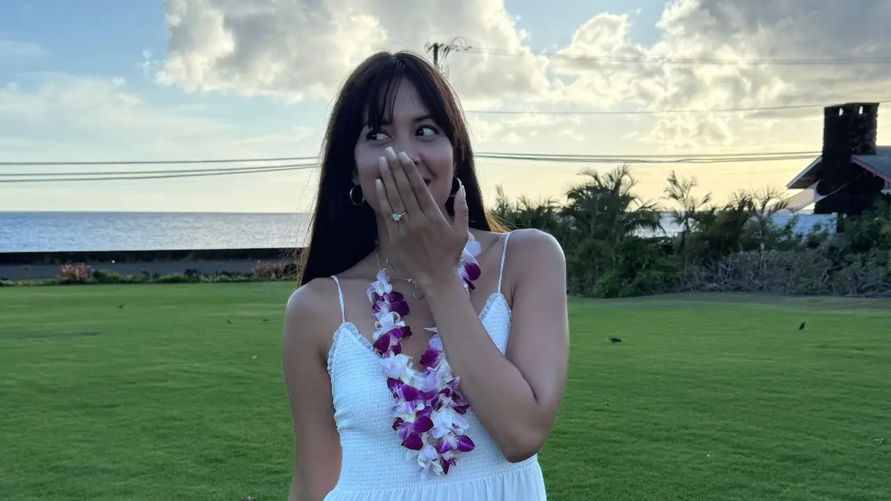 Dilamar Dokter Chiropractor Tampan, Aurelie Moeremans Tampil Cantik dengan Dress Putih dan Pamer Cincin Berlian