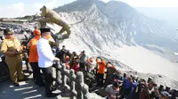 Gubernur Jawa Barat (Jabar) Ridwan Kamil meninjau langsung kondisi terkini Gunung Tangkuban Parahu di Lembang, Kabupaten Bandung Barat, Senin (29/7/19).