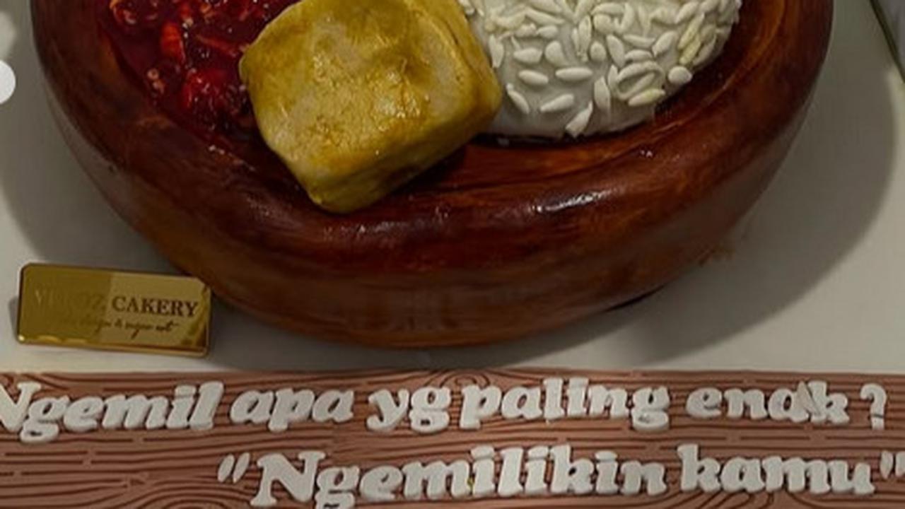 Potret Kejutan Ultah Fairuz A Rafiq dengan Konsep ala Warung Pecel Lele di Rumah, Bentuk Kuenya Gemas Banget