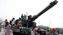 Mobil tank menjadi salah satu daya tarik saat  Open Day Kolinlamil di Tanjung Priok, Jakarta, Minggu (24/7). Warga sekitar menyambut antusias acara HUT KOLINLAMIL 1 Juli 2016 yang Ke-55. (Liputan6.com/Helmi Afandi)