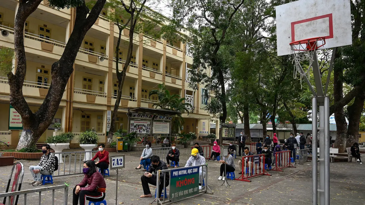 Potret Tertibnya Warga Vietnam Antre Tes Covid-19