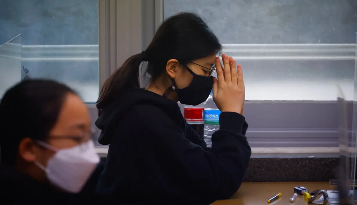 Siswa berdoa saat menunggu ujian masuk perguruan tinggi di Seoul, Korea Selatan, Kamis (3/12/2020). Di tengah pandemi COVID-19, pejabat Korea Selatan mendesak orang untuk tetap di rumah karena sekitar setengah juta siswa mempersiapkan ujian masuk perguruan tinggi. (Kim Hong-Ji/Pool Photo via AP)