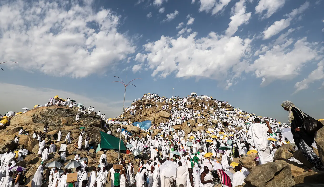 Ribuan umat muslim berkumpul di Bukit Jabal Rahmah saat mereka tiba di Arafah, sebelah tenggara dari kota suci Mekah Saudi, (20/8). Puncak ibadah haji ditandai dengan pelaksanaan wukuf di Arafah. (AFP Photo / Ahmad Al-Rubaye)