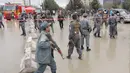 Petugas keamanan setempat berjaga di sekitar lokasi bom bunuh diri di Kabul, Afghanistan (15/11). Pejabat setempat mengatakan delapan petugas keamanan, termasuk seorang komandan polisi senior tewas dalam serangan tersebut. (AP Photo/Rahmat Gul)