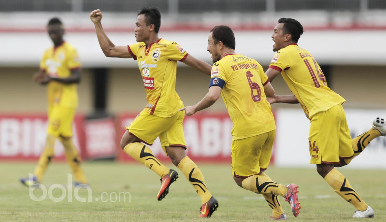 Para pemain Sriwijaya FC merayakan gol yang dicetak Slamet Budiyono ke gawang Barito Putera pada laga Piala Presiden 2017 di Stadion I Wayan Dipta, Bali, Senin (13/2/2017). (Bola.com/Vitalis Yogi Trisna)