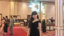 Pemain sinetron Asisten Rumah Tangga itu terlihat mengenakan dres serba hitam. Terlihat ia juga menenteng sebuah outer yang juga punya warna senada. Marcella Simon terlihat anggun berlatarkan dekorasi gedung bernuansa timur. (Liputan6.com/IG/@marcella_simon).