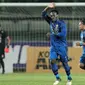 Pemain Persib Bandung, Michael Essien melambaikan tangan kepada penonton usai mencetak gol ke gawang PS TNI pada lanjutan Liga 1 2017 di Stadion Si Jalak Harupat, Sabtu (05/8/2017). (Bola.com/Nicklas Hanoatubun)