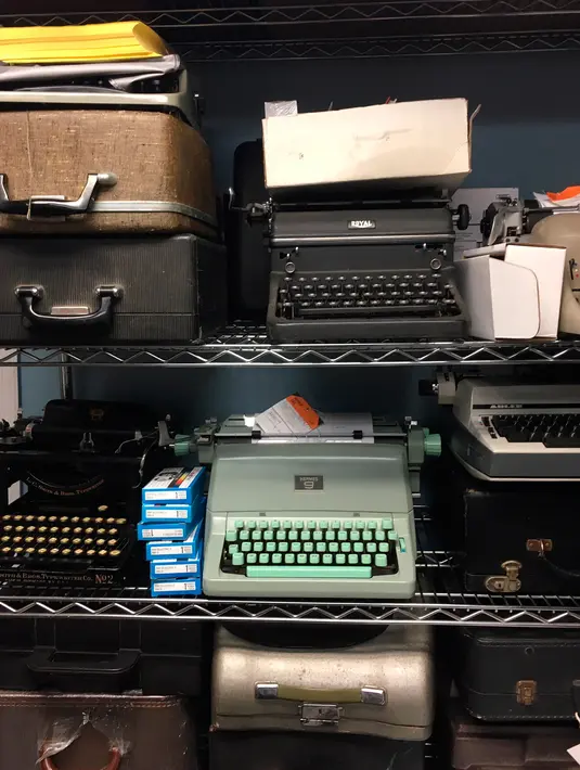 Sejumlah mesin ketik vintage terpajang di rak toko Gramercy Typewriter Co di New York, Amerika Serikat, 28 Juni 2019. Saat ini, Gramercy Typewriter Co dikelola oleh Paul Schweitzer (80) dan putranya Jay Schweitzer (50). (Katherine Roth via AP)