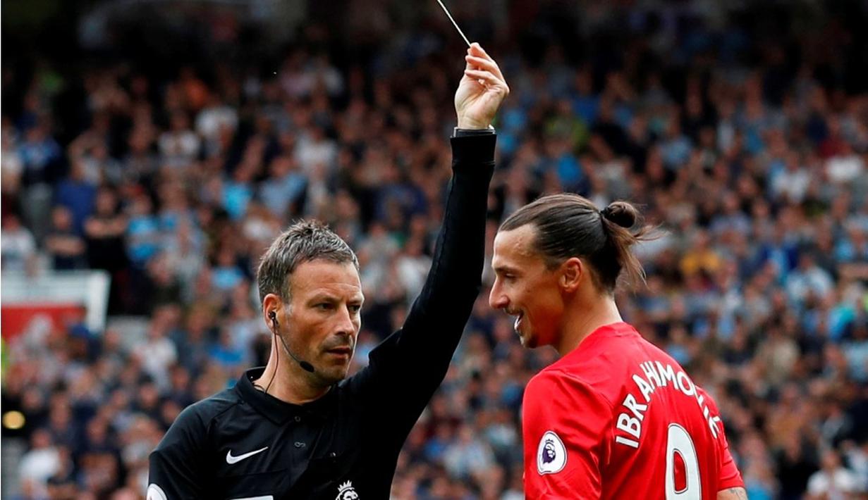 Striker MU, Zlatan Ibrahimovic, mendapat kartu kuning dari wasit saat melawan Manchester City dalam laga Premier League di Stadion Old Trafford, Sabtu (10/9/2016). (Action Images via Reuters/Carl Recine)